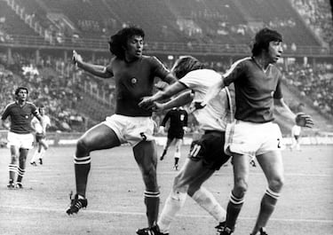 Considerado como uno de los mejores defensas centrales en la historia de Sudamérica. Hizo carrera a lo largo de la década de los 70 y principios de los 80. Brillaba al leer el juego, se anticipaba con una superioridad elegante a su rival. Además, tenía una formidable capacidad técnica, una gran visión de juego, calidad técnica (jugaba con ambas piernas lo que le ayudaba a la hora de sacar el balón desde atrás, tenía mucho físico, muy buena conducción del balón y además tenía dribling. Todo eso, ayudado, además, por su personalidad le convertían en un jerarca de la defensa. Dos defensas españoles, Fernando Hierro y Carles Puyol merecían estar en esta lista. El primero por su jerarquía, mientras que el excapitán del Barcelona, por personalidad, pundonor, raza, coraje y casta. Tampoco desmerecía la figura del argentino Roberto Fabián Ayala.