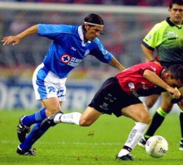 Cumplió buenos torneos en el Cruz Azul, llegando a disputar la final de la Copa Libertadores ante Boca Juniors.