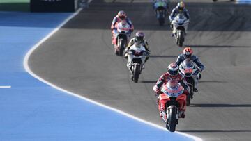 Ducati Team&#039;s Spanish rider Jorge Lorenzo (ahead) rides during the first MotoGP free practice session of the Spanish Grand Prix at the Jerez racetrack in Jerez de la Frontera on May 4, 2018.  / AFP PHOTO / JAVIER SORIANO