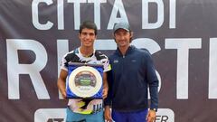 El tenista espa&ntilde;ol Carlos Alcaraz y su entrenador Juan Carlos Ferrero posan tras conquistar el t&iacute;tulo del Trofeo Citt&agrave; di Trieste del ATP Challenger Tour.
 