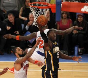 Roy Hibbert (c) de los Pacers en acción ante Tyson Chandler (i) y Iman Shumpert (atrás) de los Knicks, durante el juego de las semifinales de la Conferencia Este de la NBA que se disputa en el Madison Square Garden de Nueva York.