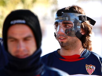 Crespo, jugador del Sevilla, con la máscara (noviembre 2007).