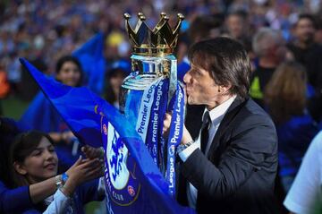 Chelsea's Italian head coach Antonio Conte kisses the English Premier League trophy.