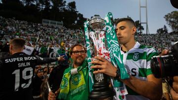 Rodrigo Battaglia levanta el trofeo de la Copa de Portugal con el Sporting.