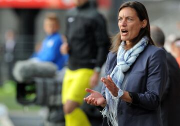 La elegida para sustituir a Helena Costa fue Corinne Diacre. La exjugadora del ASJ Soyaux ya era una futbolista reconocida, porque form車 parte de la selecci車n en 121 partidos y 19 temporadas en el ASJ Soyaux. Adem芍s, durante 4 a?os, fue entrenadora de este equipo. Corinne Diacre entren車 al Clermont Foot durnante tres temporadas, algo ins車lito para una mujer en esos momentos. Actualmente, es la seleccionadora de Francia femenina.