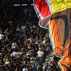 Aficionados de LAFC rinden tributo a los rescatistas de los incendios en LA