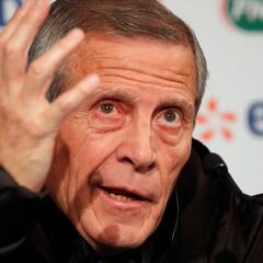 Tabárez no cree que Cavani se lleve mal con Mbappé y Neymar