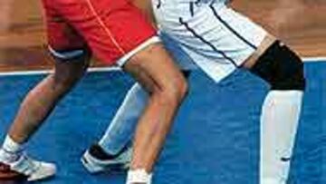 <b>BAILE.</B> Ossipova se va de Cebrián. La rusa bailó en la zona española.