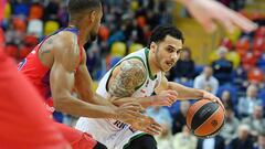 Shane Larkin ante Cory Higgins, del CSKA. Su pr&oacute;ximo destino podr&iacute;a ser el Barcelona. 