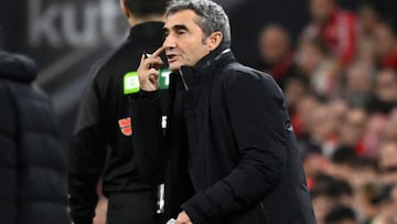 Athletic Bilbao's Spanish coach Ernesto Valverde gestures on the touchline during the Spanish league football match between Athletic Club Bilbao and Club Atletico de Madrid at San Mames Stadium in Bilbao on December 6, 2025. (Photo by ANDER GILLENEA / AFP)