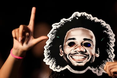 La llegada de Marcelo al Fluminense ha sido celebrada con enorme júbilo por la hinchada del club que le vio
nacer como futbolista, y donde siempre ha sido considerado un ídolo. En la imagen, un aficionado se cubre el rostro con una careta del exjugador del Real Madrid, durante su presentación en el estadio de Maracaná.