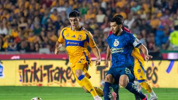 AME2841. MONTERREY (MÉXICO), 17/07/2024.- Juan Brunetta (i) de Tigres disputa el balón con Henry Martín de América este miércoles, durante un partido correspondiente a la jornada 3 del Torneo Apertura 2024 celebrado en el estadio Universitario de la ciudad de Monterrey (México). EFE/ Miguel Sierra