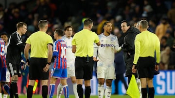 Soccer Football - Premier League - Crystal Palace v Aston Villa - Selhurst Park, London, Britain - January 7, 2026 Aston Villa manager Unai Emery remonstrates with referee Andy Madley after the match Action Images via Reuters/Peter Cziborra EDITORIAL USE ONLY. NO USE WITH UNAUTHORIZED AUDIO, VIDEO, DATA, FIXTURE LISTS, CLUB/LEAGUE LOGOS OR 'LIVE' SERVICES. ONLINE IN-MATCH USE LIMITED TO 120 IMAGES, NO VIDEO EMULATION. NO USE IN BETTING, GAMES OR SINGLE CLUB/LEAGUE/PLAYER PUBLICATIONS. PLEASE CONTACT YOUR ACCOUNT REPRESENTATIVE FOR FURTHER DETAILS..