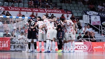 Los jugadores de ElPozo hacen piña.