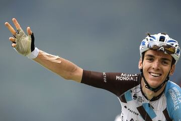 Bardet cruzando la línea de meta y celebrando la victoria de la 12ª etapa del Tour de Francia de 2017.