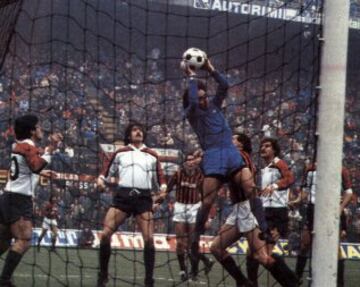 Los rojinegros han pasado dos veces por la segunda división italiana. Primero en 1980, luego de un escándalo de corrupción y en una segunda oportunidad en 1982 debido a una mala campaña y adversos resultados.