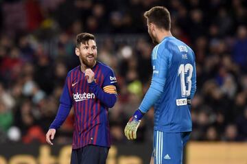 BARCELONA, SPAIN - FEBRUARY 02: Lionel Messi of Barcelona speaks to Norberto Murara Neto of Valencia during the La Liga match between FC Barcelona and Valencia CF at Camp Nou on February 2, 2019 in Barcelona, Spain. (Photo by Alex Caparros/Getty Images)