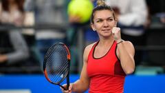 Simona Halep celebra su victoria ante Aryna Sabalenka en el WTA Shenzhen Open.