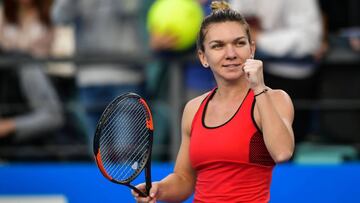 Simona Halep celebra su victoria ante Aryna Sabalenka en el WTA Shenzhen Open.