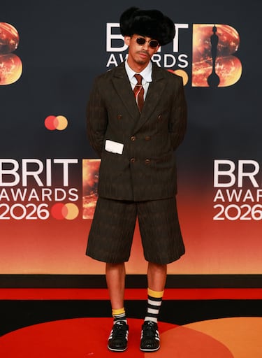 Jordan Stephens posa en la alfombra roja. 