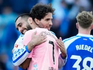 El delantero del Celta Borja Iglesias saluda a Leandro Cabrera del Espanyol durante el partido de Liga disputado en el RCDE Stadium.