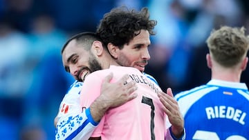 El delantero del Celta Borja Iglesias saluda a Leandro Cabrera del Espanyol durante el partido de Liga disputado en el RCDE Stadium.