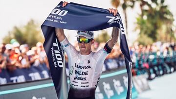 Hayden Wilde entra vencedor en la meta.