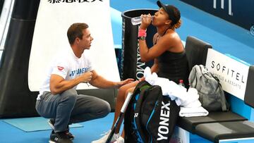Naomi Osaka recibe consejos de su ya ex t&eacute;cnico Sascha Bajin antes de un partido ante Anastasija Sevastova en los cuartos de final del Brisbane International.