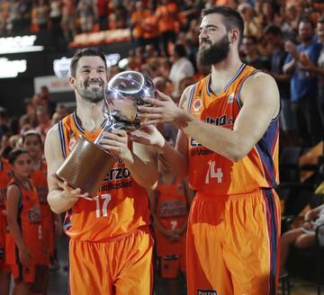 Rafa Martínez y Bojan Dubljevic ofrecen la copa de campeón de Liga a la afición.