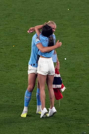 El delantero noruego del Manchester City celebró la victoria en la final de la Champions League 2023 sobre el césped del Estadio Olímpico Atatürk junto a su pareja sentimental Isabel Haugseng.