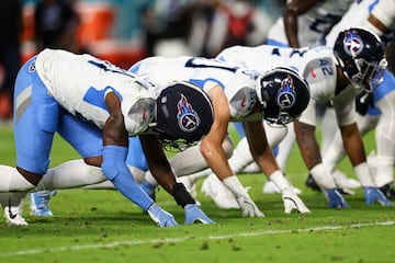 Otis Reese sports a 'Guardian Cap' while his teammates do not.