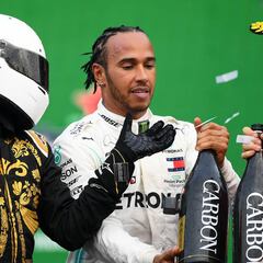 Vettel empujó al animador para evitar que saliera en la foto