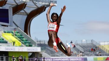 La saltadora española Fatima Diame compite durante la calificación de la prueba de salto de longitud de los Mundiales de Atletismo de Eugene.