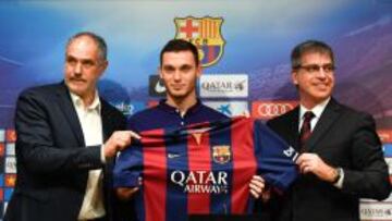 Vermaelen posa con la camiseta del Barcelona durante su presentaci&oacute;n como jugador azulgrana junto al director deportivo Andoni Zubizarreta y el vicepresidente Jordi Mestre.