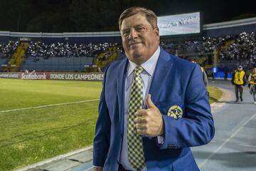 El actual estratega del América tuvo un episodio bochornoso cuando era jugador del Atlante. El 'Piojo' golpeó a un aficionado en plena entrevista en la cancha del Nou Camp