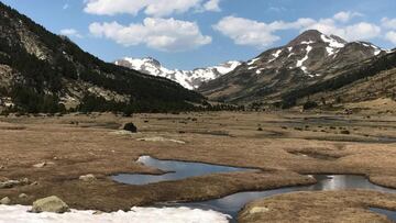 Si nos decidimos a acudir a Los Pirineos no podemos dejar de tener en cuenta El Carlit, uno de sus picos más emblemáticos. En su entorno descubriremos los doce lagos que nos conquistarán con su paisaje. Es una de las rutas más clásicas de la zona, empezando en el lago de Les Bouillouses y recorriendo estos lagos a través del valle de Grava hasta el 'Estany Gelat'.