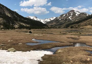 Si nos decidimos a acudir a Los Pirineos no podemos dejar de tener en cuenta El Carlit, uno de sus picos más emblemáticos. En su entorno descubriremos los doce lagos que nos conquistarán con su paisaje. Es una de las rutas más clásicas de la zona, empezando en el lago de Les Bouillouses y recorriendo estos lagos a través del valle de Grava hasta el 'Estany Gelat'.