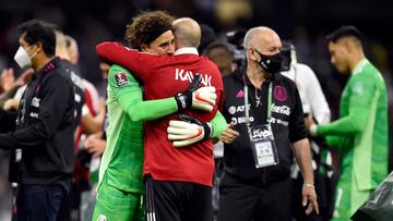 Guillermo Ochoa le da un abrazo a uno de los miembros del staff de la Selección Mexicana tras conseguir el boleto a Qatar 2022