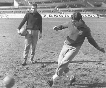 La temporada 1954-55, con Jacinto Quincoces como técnico, el equipo no hace una buena primera vuelta. Los rojiblancos se debatían en los puestos de cola cuando se recuperó a Enrique Collar, que llevaba una triunfal temporada cedido en el Murcia. Desde el primer momento sus intervenciones conquistaron a los espectadores, provocaron una reacción positiva en el juego y la consiguiente mejora de la clasificación del equipo en el campeonato de Liga. 