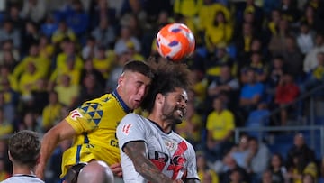 LAS PALMAS DE GRAN CANARIA, 09/05/2025.- El defensa de la UD Las Palmas, Juanma Herzog (i), disputa el balón ante el defensa del Rayo Vallecano, Aridane Hernández, durante el encuentro correspondiente a la jornada 35 de Laliga EA Sports que disputan hoy viernes Las Palmas y Rayo en el Estadio de Gran Canaria. EFE / Angel Medina G.