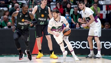 Darío Brizuela (Unicaja) trata de superar a Brandon Paul (Joventut).