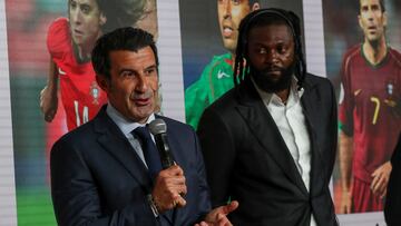 LISBOA (PORTUGAL), 19/03/2024.- Los exfutbolistas Luis Figo (i) y Emmanuel Adebayor participan este martes en un acto en el que la candidatura conjunta de Marruecos, Portugal y España ha ampliado la información relacionada con su proyecto para albergar la Copa Mundial de la FIFA 2030. En un encuentro con los medios de comunicación, celebrado en la sede de la Federación Portuguesa de Fútbol (FPF), en la Cidade do Futebol de Oeiras (Lisboa), altos representantes del Comité de la Candidatura han explicado lo que supondría para sus países y para el fútbol internacional albergar la Copa Mundial de la FIFA. EFE/ Pedro Rocha/RFEF/SÓLO USO EDITORIAL/SÓLO DISPONIBLE PARA ILUSTRAR LA NOTICIA QUE ACOMPAÑA (CRÉDITO OBLIGATORIO)
