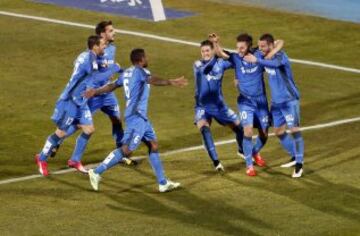 Celebración del gol de Sarabia. 2-1.