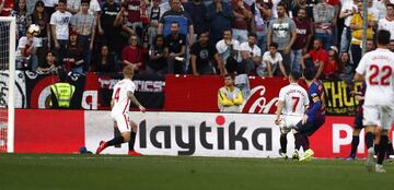 El jugador del Barcelona, Leo Messi, marca el 2-2 al Sevilla. 