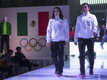 La Delegación Mexicana lucirá indumentaria de la marca española Joma. La sencillez y los tradicionales colores son su distintivo.El uniforme cuenta con el logo de Río 2016 y el uniforme de gala ostenta un detalle mexicano