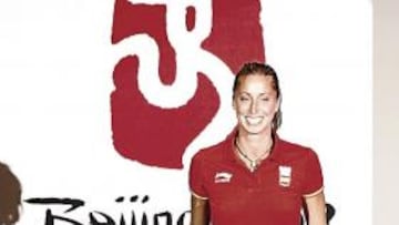 <b>SIRENA VIAJERA. </b>Gemma Mengual, con la maleta que llevará a los Juegos.