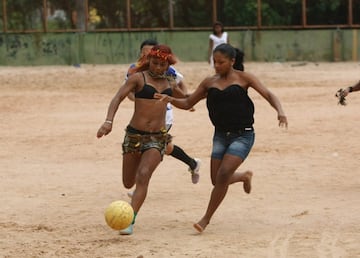 Unas mujeres juegan en Manaus, Brasil. 