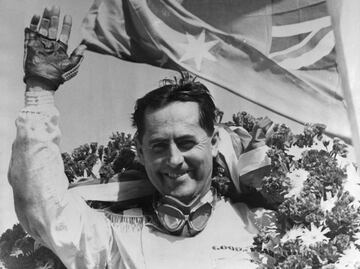 Sir John Arthur Brabham, (Australia; 2 de abril de 1926 Australia; 19 de mayo de 2014) cuenta en su estadística, además de 14 victorias, 31 podios y los títulos de 1959, 1960 y 1966, con el tercer mayor lapso de tiempo entre dos victorias: cinco años, diez meses y 19 días. Ese fue el intervalo que transcurrió entre su victoria en Portugal 1960 (año de su segundo Mundial) y la de Francia 1966 (año de su tercer entorchado). 	Luego tuvo otro espacio de 26 carreras (24º registro histórico) entre sus triunfos en Canadá 1967 y Sudáfrica 1970. 