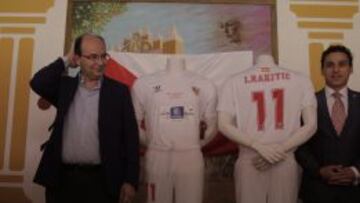 Pepe Castro y José María del Nido Carrasco flanquean la camiseta de la final.