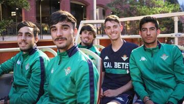 Robert en primer plano, Rodri y Raúl detrás, en un viaje con el Betis.
